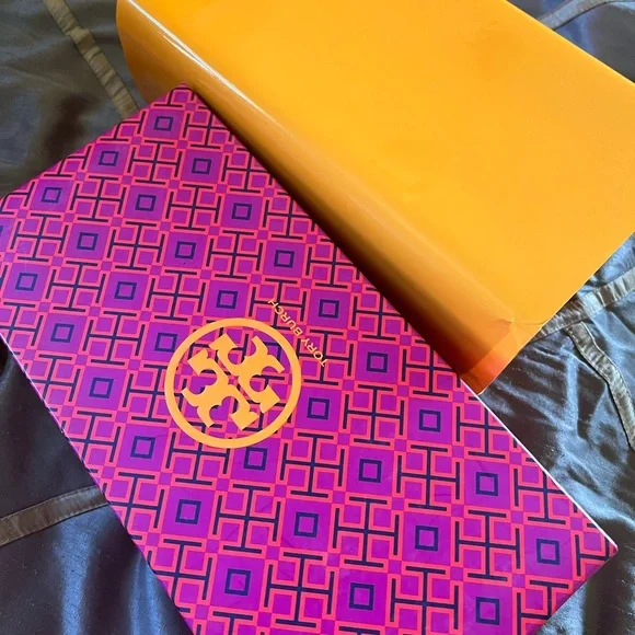 Tory Burch Sandals. Has never been worn . Absolutely beautiful! - Picture 4 of 5